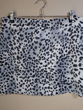 Zenana Outfitters Women's Black, Gray & White Leopard Print Mini Skirt; Size L